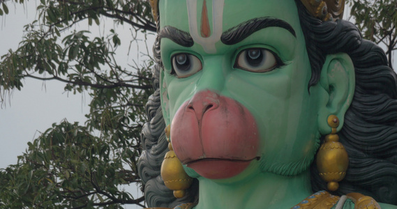 马来西亚巴图山洞穴的哈努曼雕像头部视频