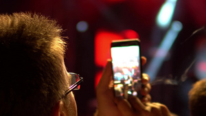 在流行音乐会节庆节公共音乐会无罚票活动上用相机电话10秒视频