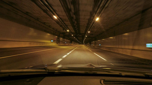 夜间通过隧道的汽车的内部视图个人视角视频
