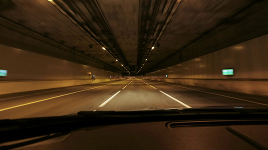 夜间通过隧道的汽车的内部视图个人视角视频