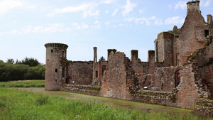 古代苏格兰堡垒的废墟被自然环绕6秒视频