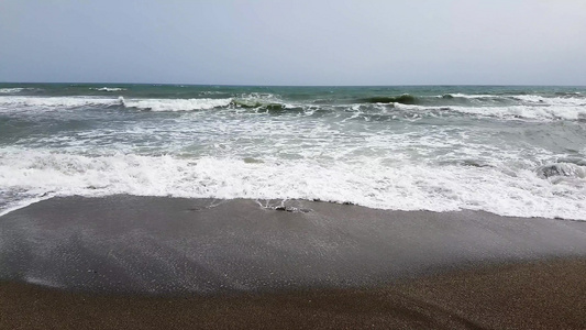 狂风天在沙滩上冲浪视频