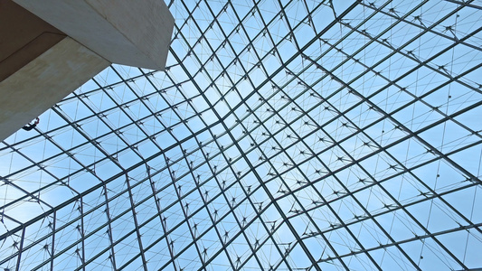 玻璃金字塔的天花板金字塔在法国的Louvre博物馆视频
