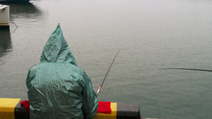 渔夫在雨中钓鱼20秒视频
