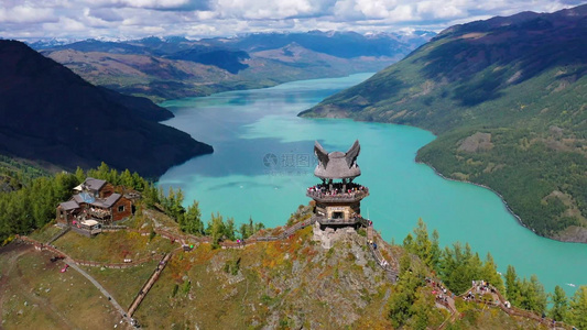 航拍新疆喀纳斯湖绿水青山月亮湾湖水蓝天白云视频