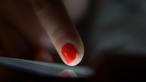 女性用手指在现代智能手机触摸屏幕显示器上在电话中浏览16秒视频