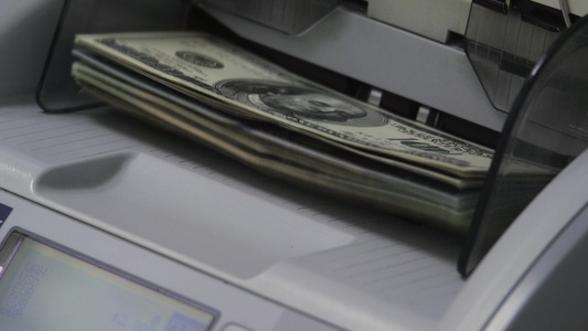 点钞机计数100美元钞票在银行票据柜台计数纸币纸币视频