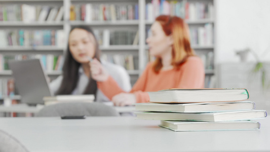 以有选择性的重点放在学习背景背景的女学生书本上视频