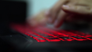 青少年黑客女孩在黑暗中攻击企业服务器打入红灯笔记本电脑21秒视频