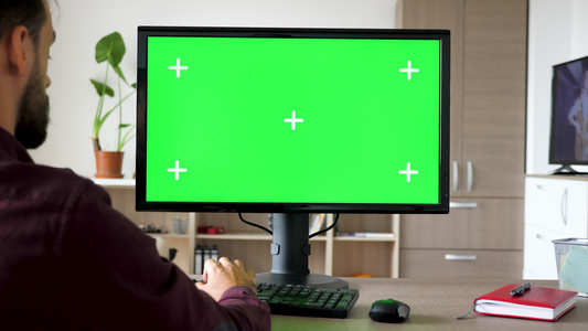在键盘上用大绿屏模拟染色体打字坐在电脑前的人的侧面视频