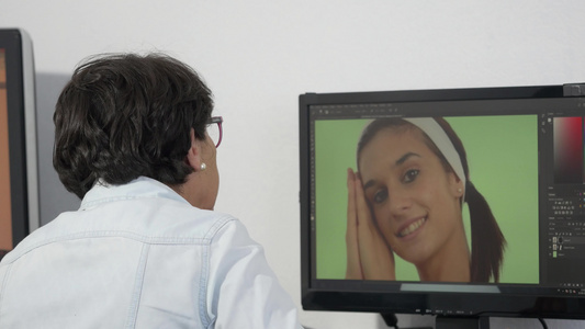 在计算机上工作的妇女修饰人肖像视频