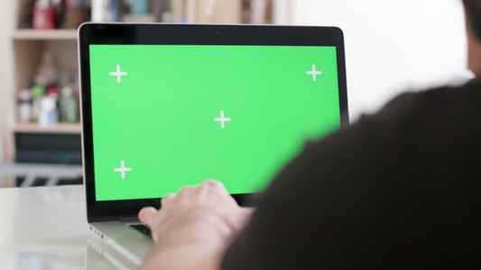 男性手用绿色屏幕在笔记本电脑上打字视频