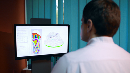 使用脚扫描进行鞋型模型制作的医生视频