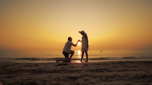 一个男人在日落时求婚慢动作28秒视频