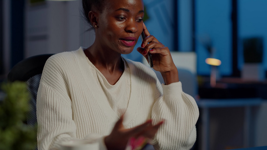 与员工在智能手机上讨论时的非洲经理人视频