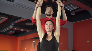 私教和女学员在健身房训练9秒视频