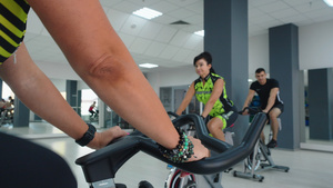女子在健身俱乐部的自行车课上动感单车团体健身人训练9秒视频