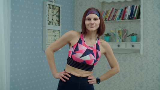 30多岁的年轻女子穿着运动服在家做健身运动做运动臀部视频
