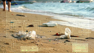人们用塑料橡胶在沙滩上行走垃圾留在沙滩上海浪将它们21秒视频