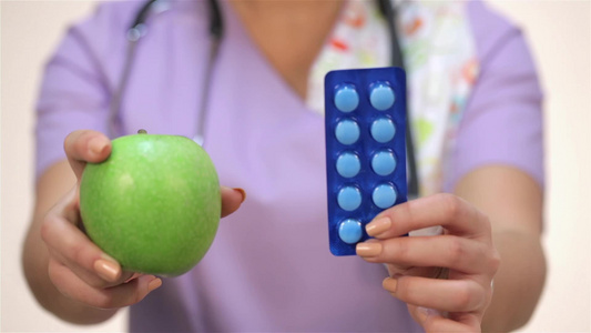 配有药丸和苹果的亚洲女医生视频