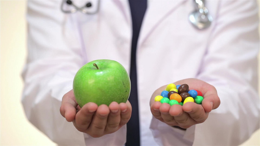 男医生用糖果和苹果亲手给男医生视频