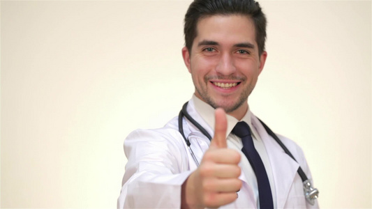成功的医生向上显示拇指视频