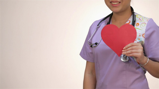 持有纸心的亚洲女护士视频