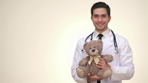 医生拿着一只泰迪熊的孩子10秒视频