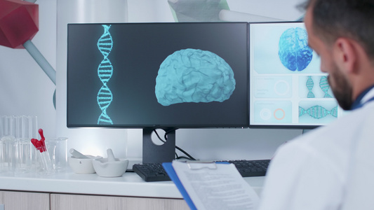 接受3D动动脑扫描笔记和学习的医生视频
