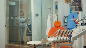 男护士请儿童病人在牙科门诊室就诊38秒视频