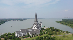 苏州城市风光阳澄湖边的教堂航拍4K视频35秒视频