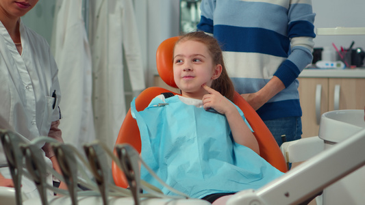 带着牙痛的小孩病人戴牙医小比巴和牙医说话视频