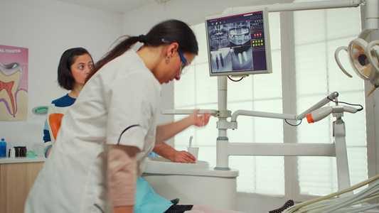 在监测器牙齿X光显示的儿科牙医视频