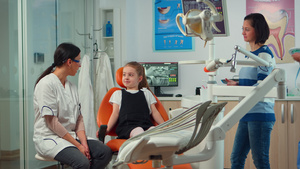 患有牙痛小女病人向儿科牙医解释牙科问题;和24秒视频
