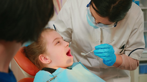 在牙科检查期间坐在椅子上张开嘴的病人在口腔检查时15秒视频