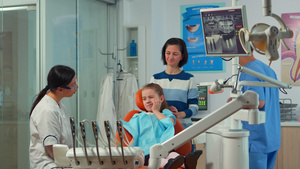 与母亲和女孩谈论口腔卫生的儿科女牙医18秒视频