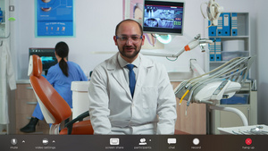 牙科牙医在网上与病人交谈时观看相机25秒视频