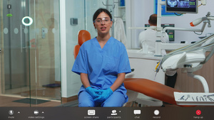 妇女护士口腔科医生在录像机上发言25秒视频