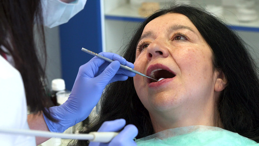 牙科保健为病人提供根计划a临床卫生视频