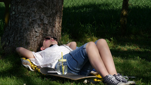 少女躺在公园树旁的一地上15秒视频
