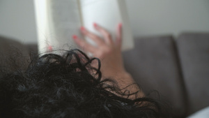 妇女在床上阅读书和下班后放松疲累的腿19秒视频