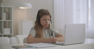 为女学生提供在线网上课程学生住在家里使用笔记本电脑19秒视频