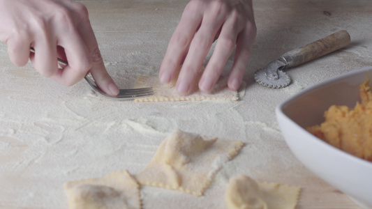 制作馄饨素食自制面食的特写过程家庭主妇厨师用叉子tortelli视频