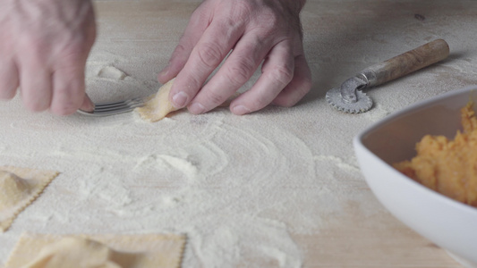 制作馄饨素食自制面食的特写过程主厨用叉子tortelli视频