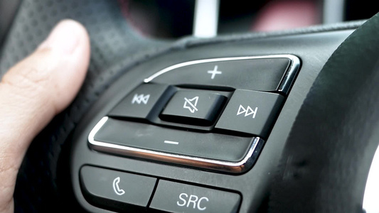 手指紧紧地按下按钮在驾驶时对方向盘无声或无音视频