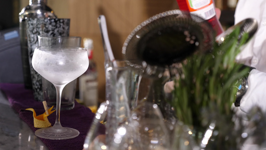 窗框前的冰冻玻璃杯一个酒保在做鸡尾酒视频