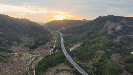 山区高速公路视频