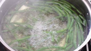 沸水中的绿豆8秒视频