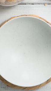 早餐燕麦片碗中倒入麦片白瓷碗视频