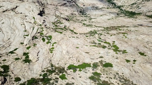 熔岩中的巨石原火山视频